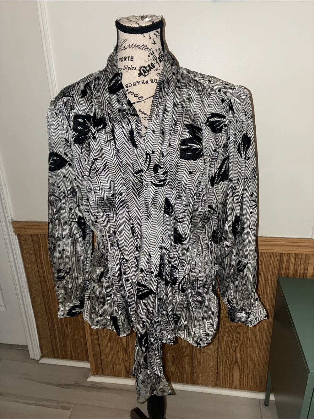 Tess Blk & silver Floral-Print womans Dress Button Down Blouse Neck Tie Sz 8